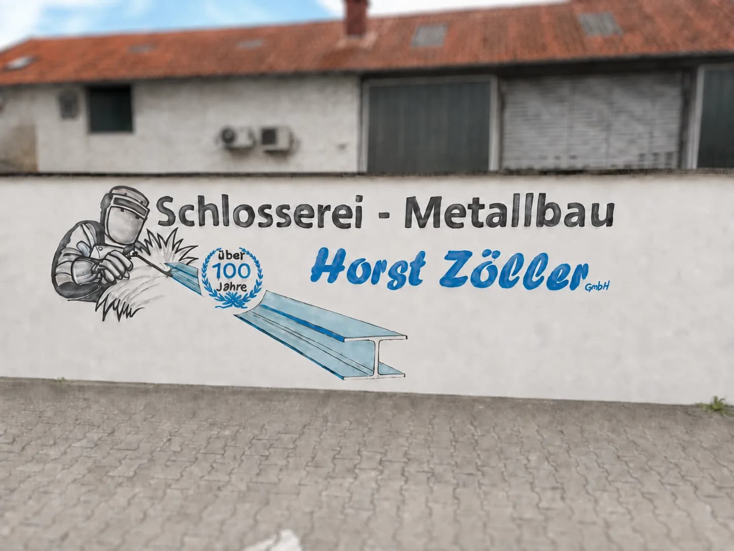 Fassade der Horst Zöller GmbH mit dem Schriftzug Schlosserei - Metallbau