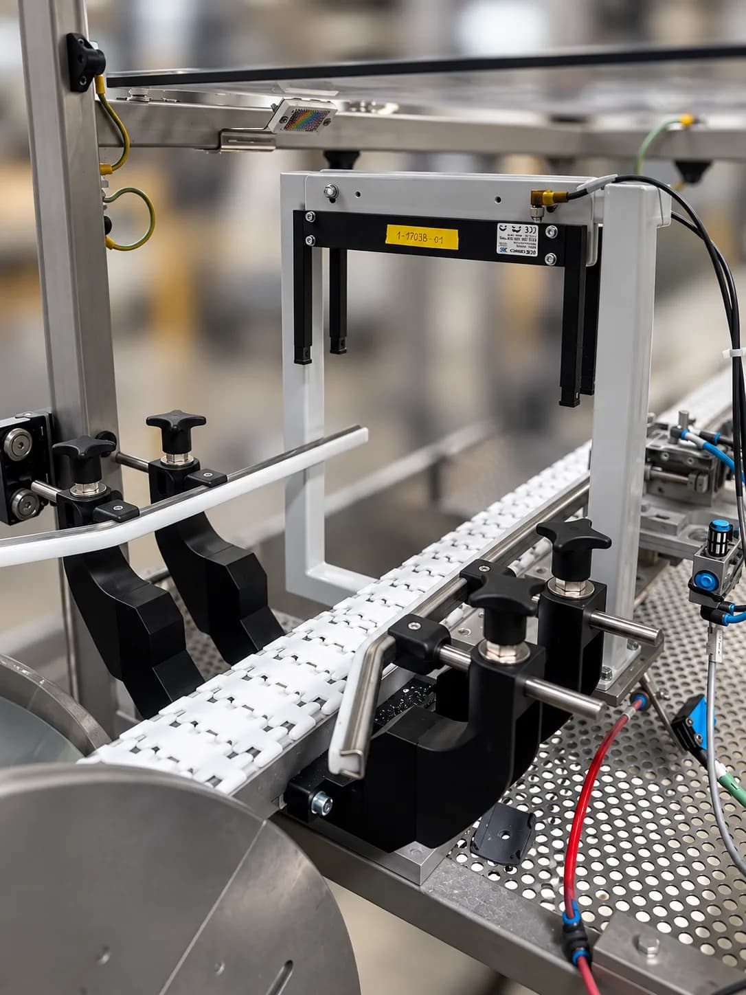 Montierte technische Vorrichtung an einer Produktionsanlage