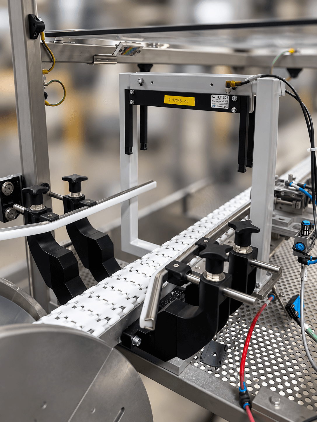 Montierte technische Vorrichtung an einer Produktionsanlage